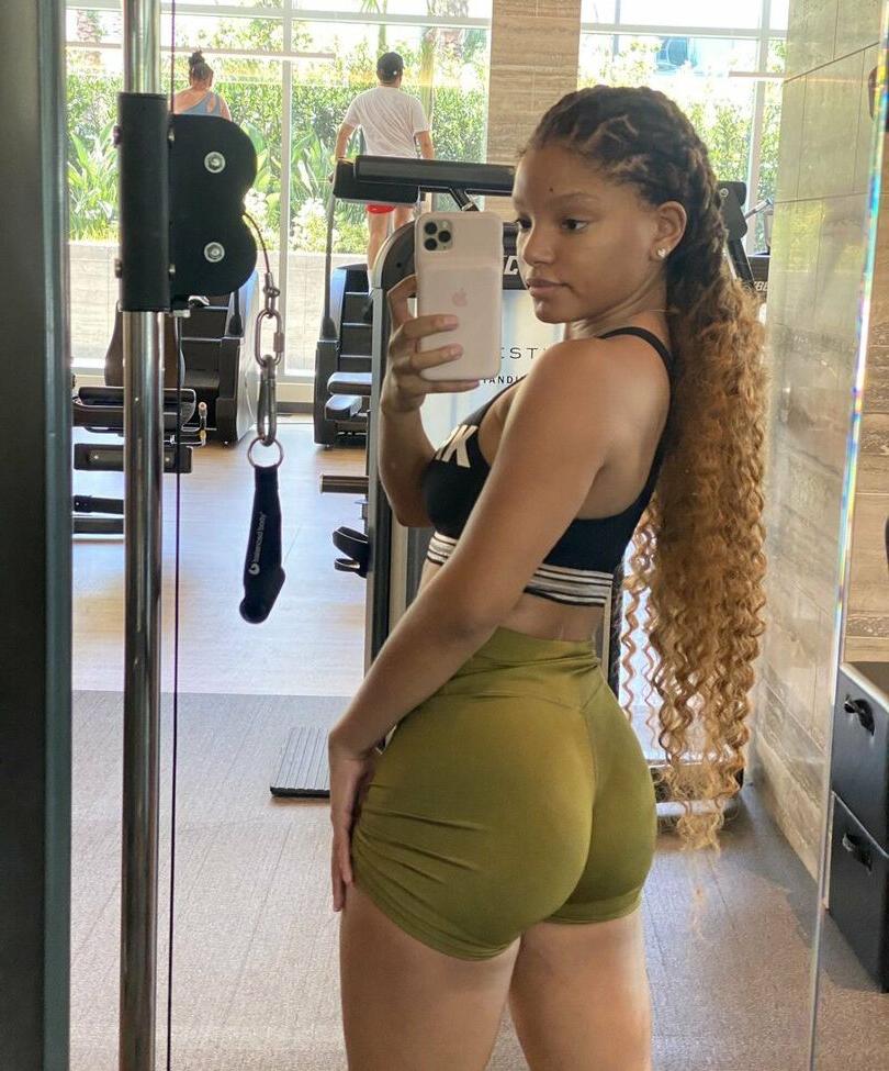 25P Halle Bailey nude