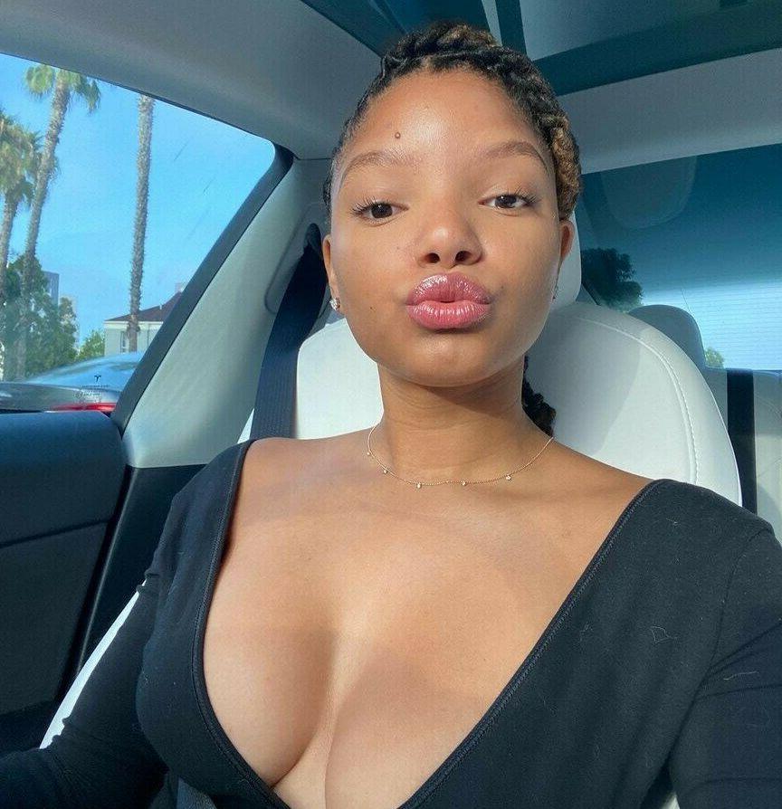 25P Halle Bailey nude