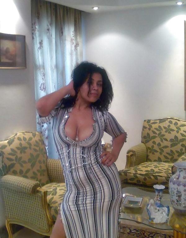 7P Egyptian woman showing big boobs and cleavage