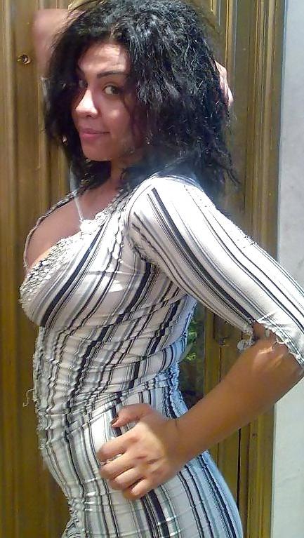 7P Egyptian woman showing big boobs and cleavage