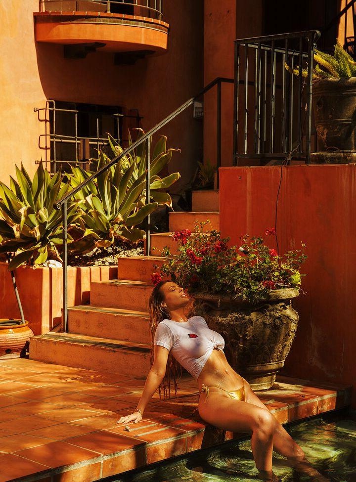 25P Danielle Sellers nude