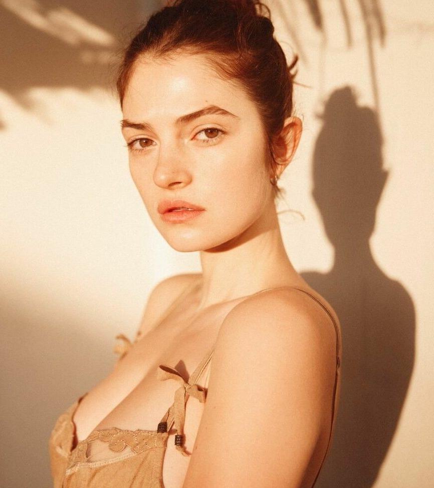 25P Eve Dumon nude