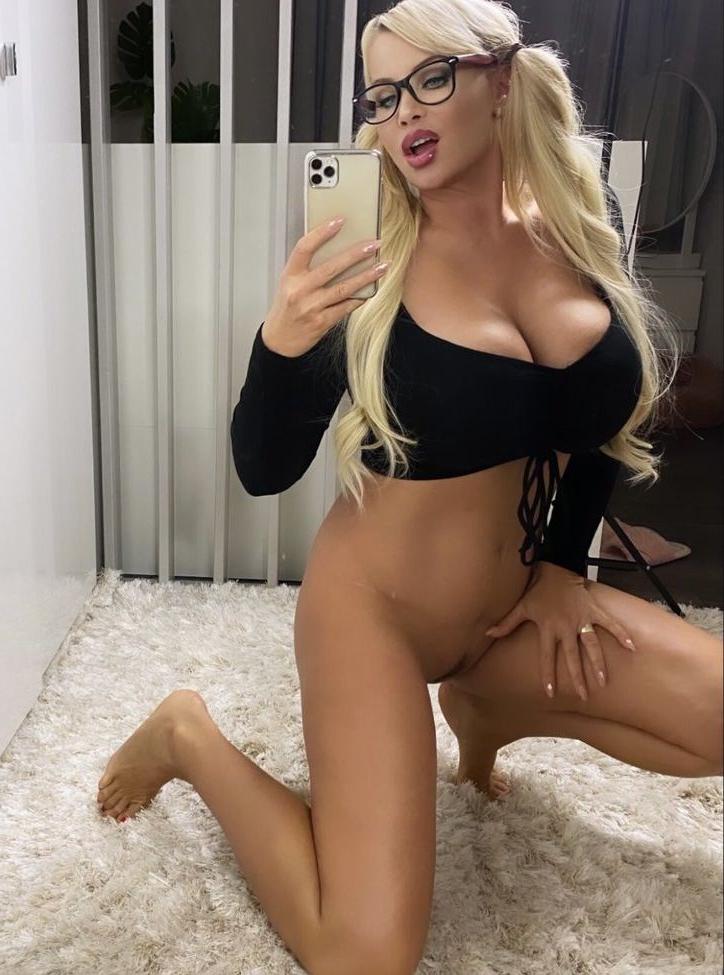 25P Mandity Izabella nude