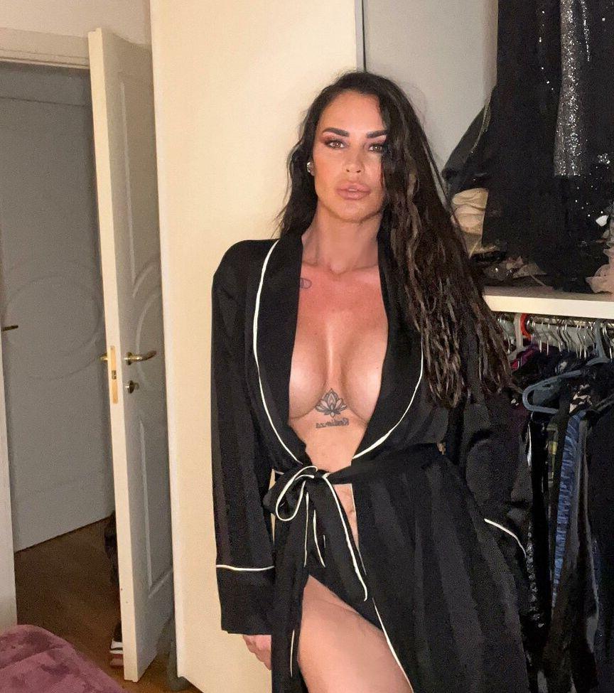 25P Antonella Mosetti nude