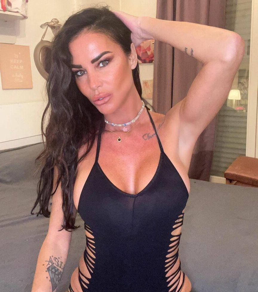 25P Antonella Mosetti nude