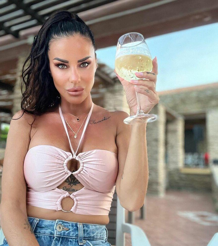 25P Antonella Mosetti nude
