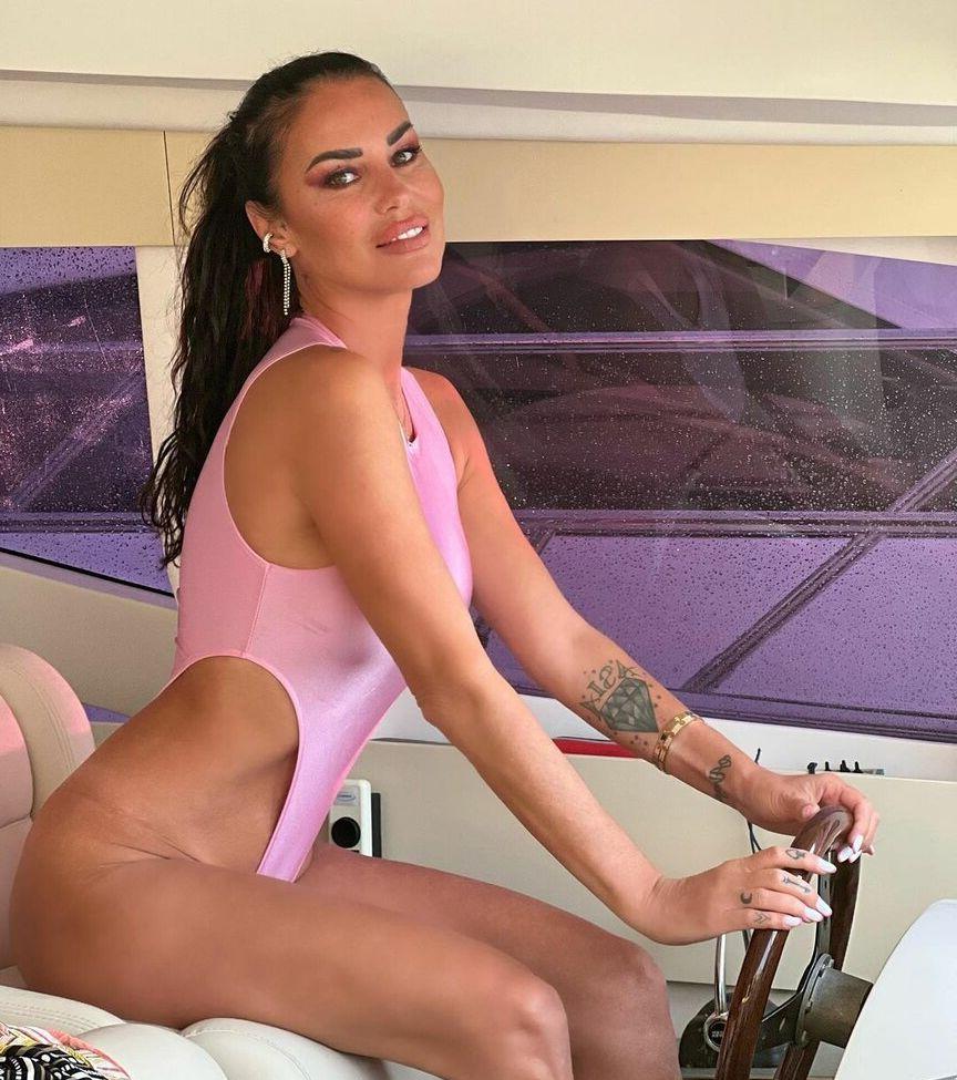 25P Antonella Mosetti nude