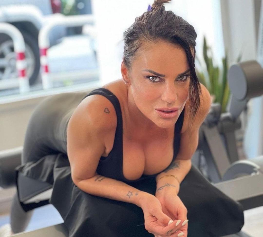25P Antonella Mosetti nude
