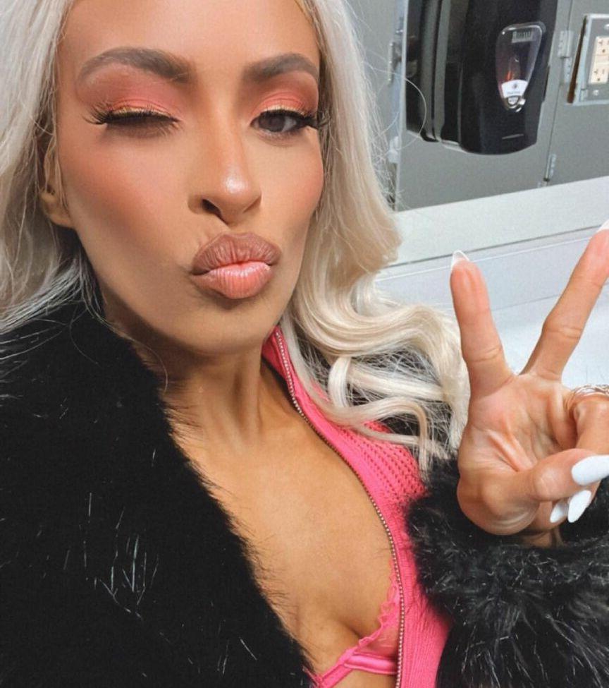 25P Zelina Vega nude