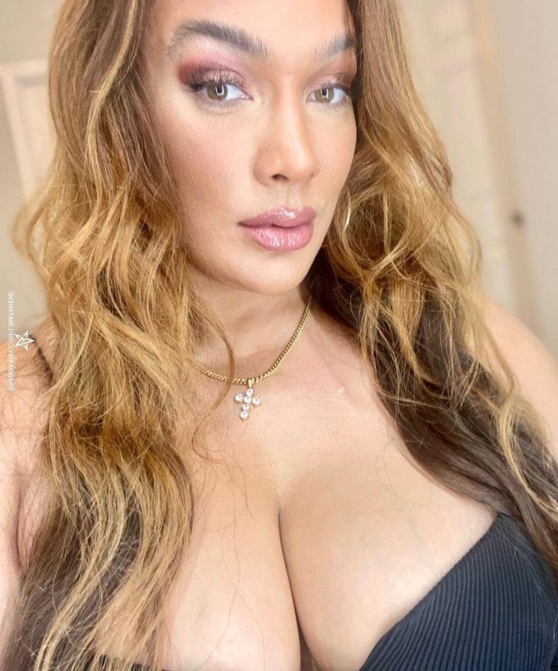 25P Nia Jax nude