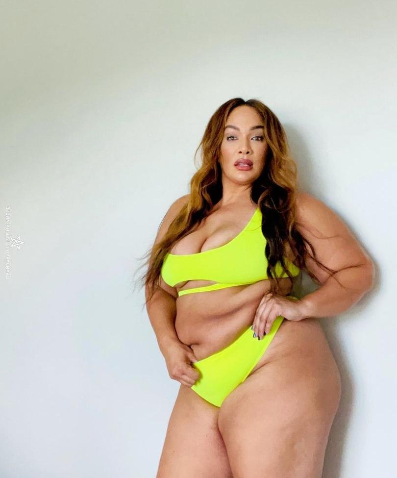 25P Nia Jax nude