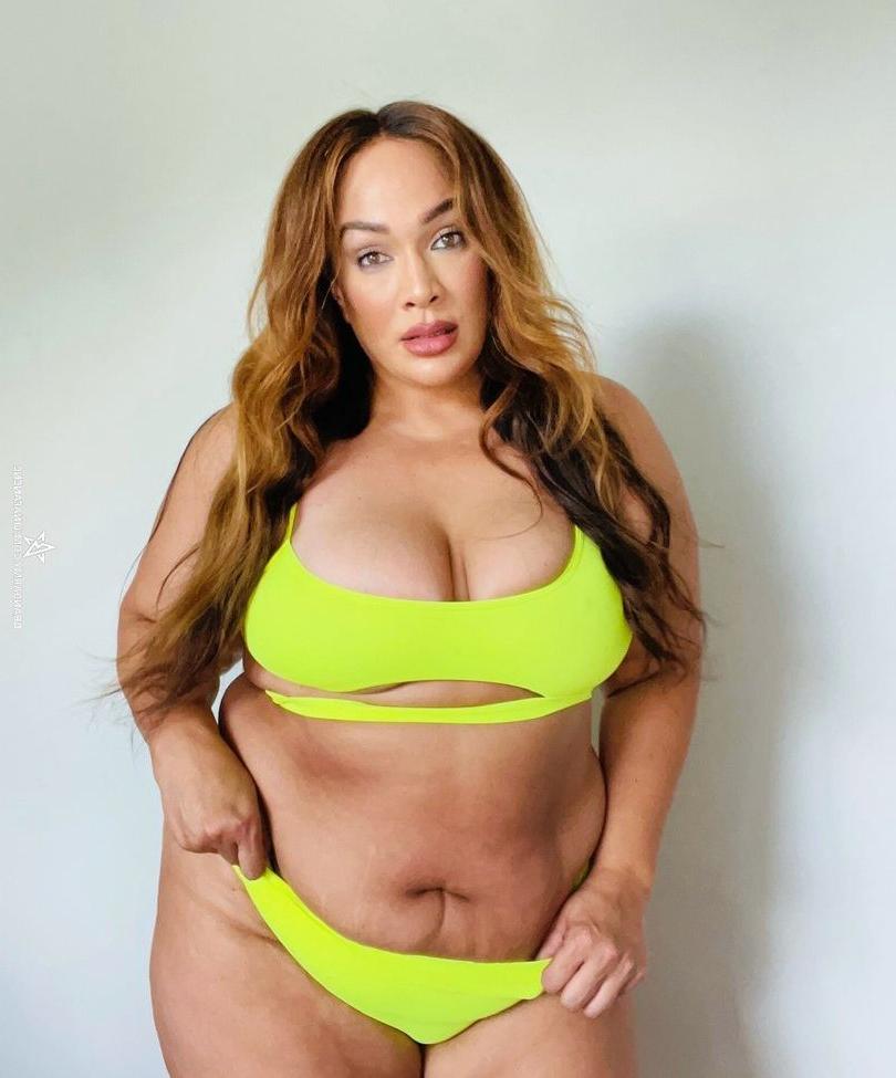 25P Nia Jax nude