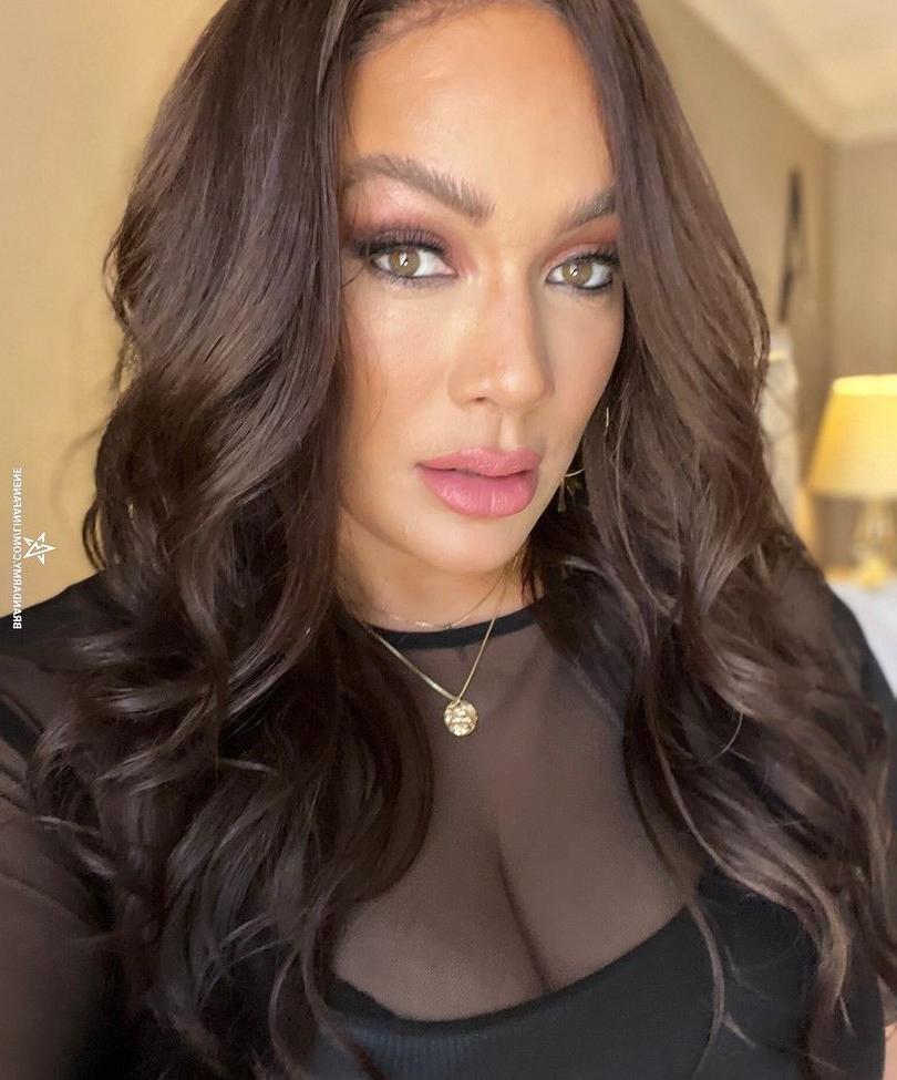 25P Nia Jax nude