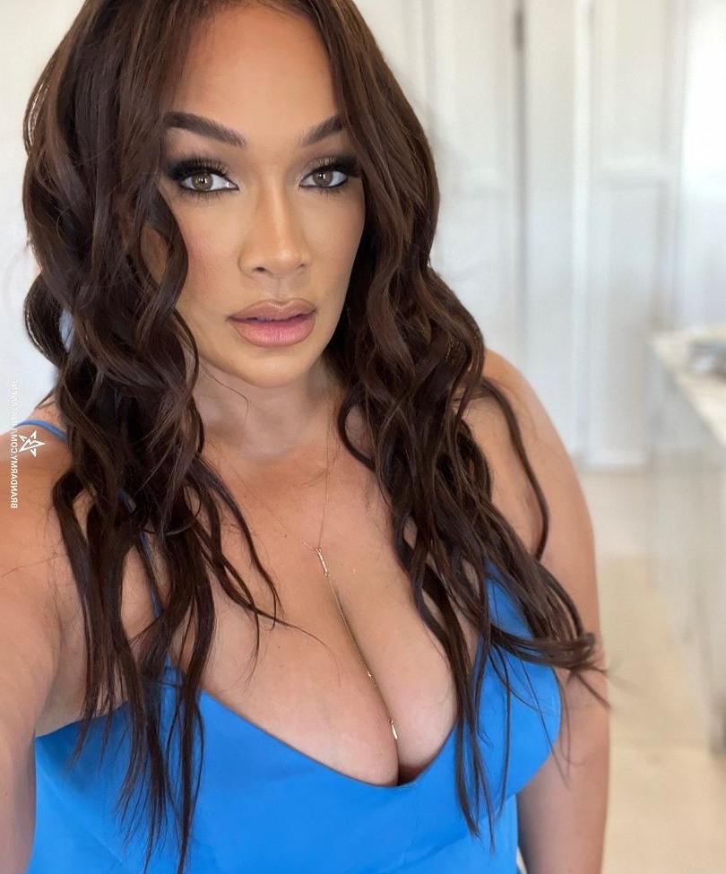 25P Nia Jax nude
