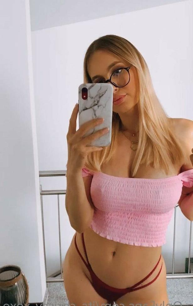 25P Chrissy Loum nude