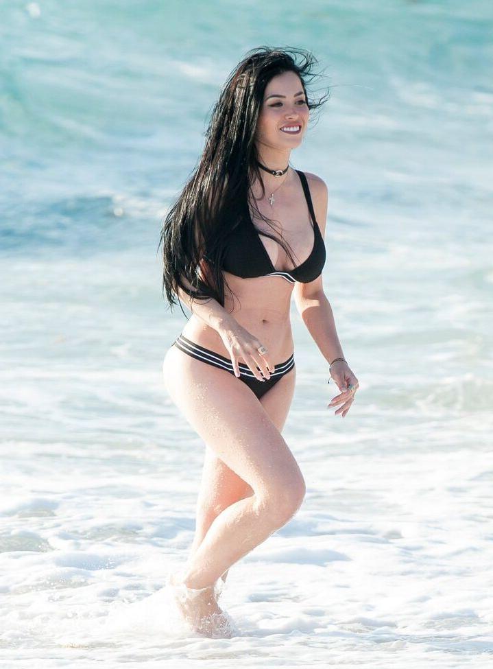 25P Claudia Alende nude