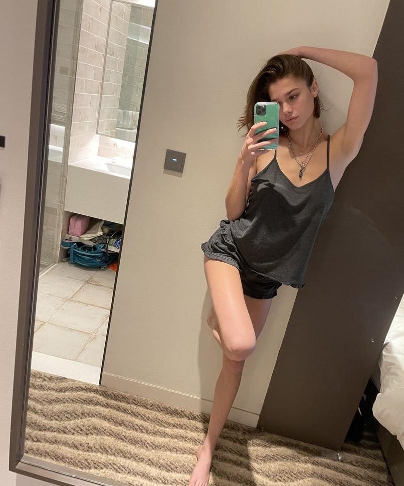25P Michelle Ellyse Schlaman nude