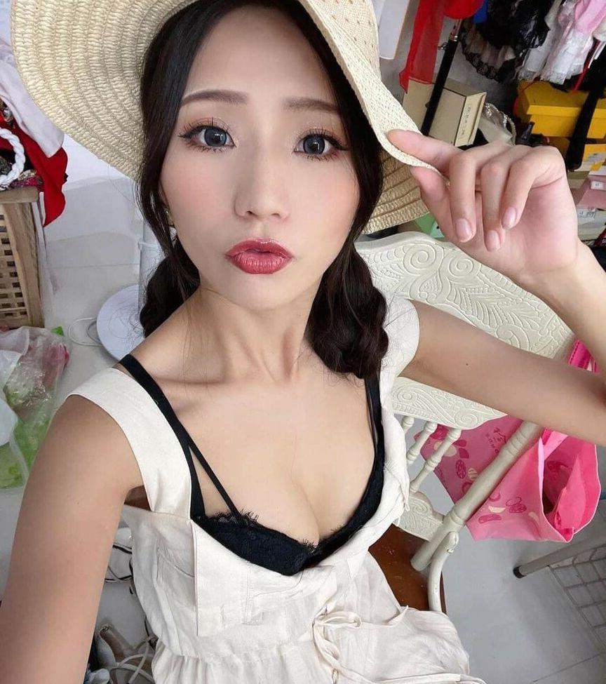 25P Anita Feifei nude