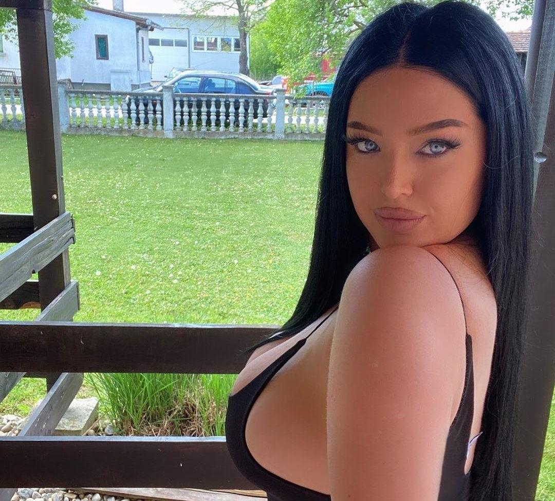 25P Claudia Rivier nude