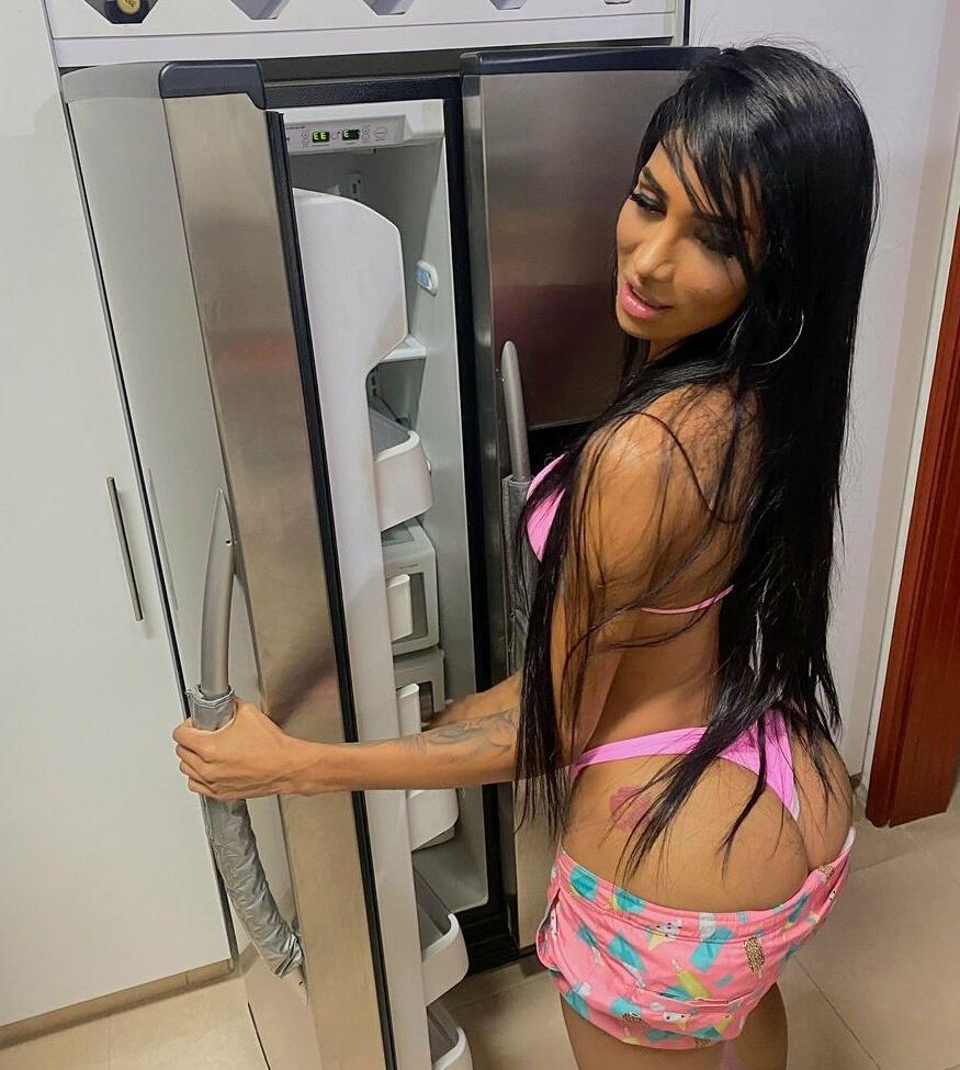 25P Laura Saenz nude