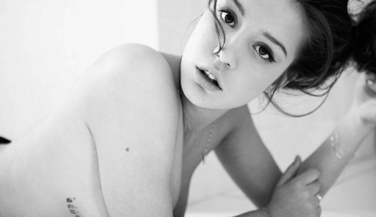 25P Adele Exarchopoulos nude