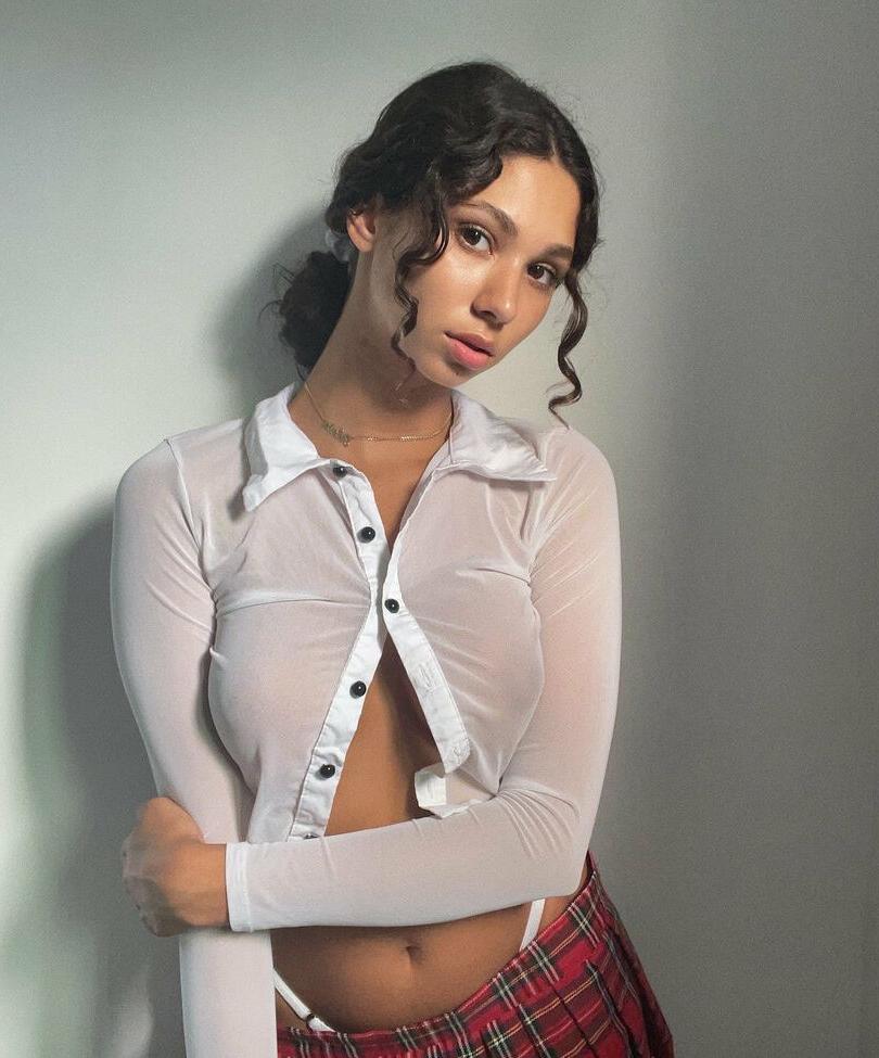 25P Maia Serena nude