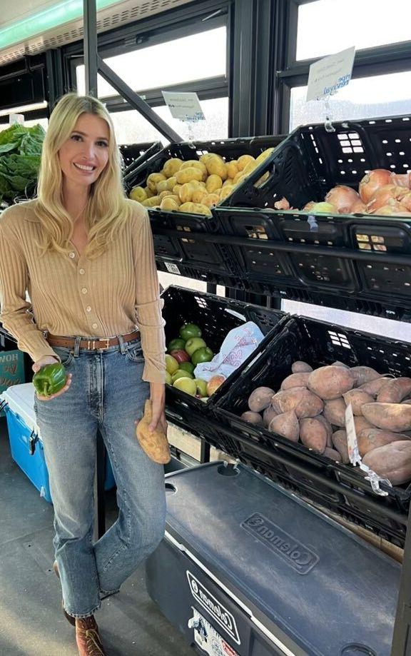 25P Ivanka Trump nude