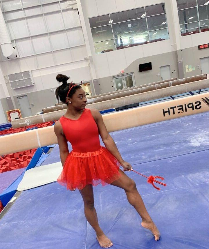 25P Simone Biles nude