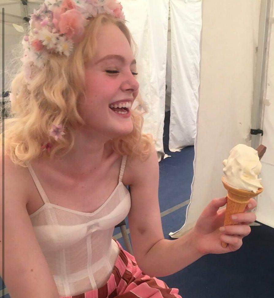 25P Elle Fanning nude
