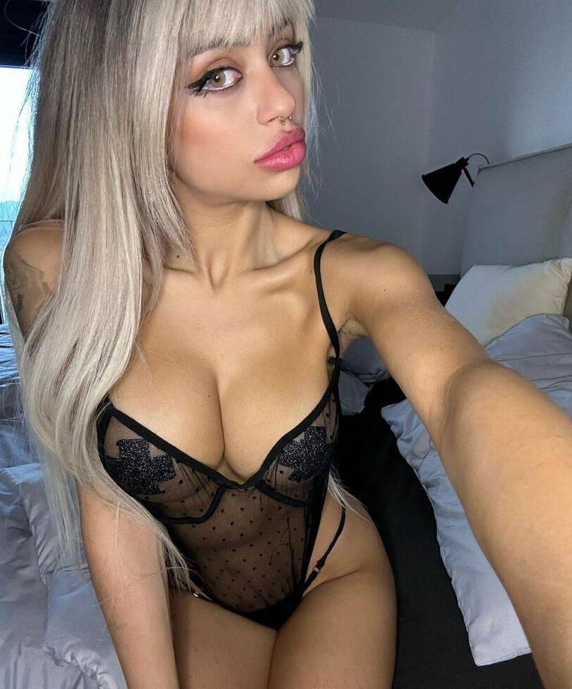 25P Christina Bertevello nude