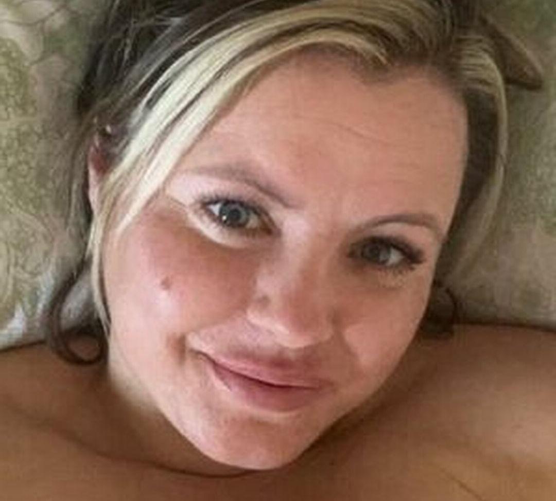 10P English Busty Rosie nude