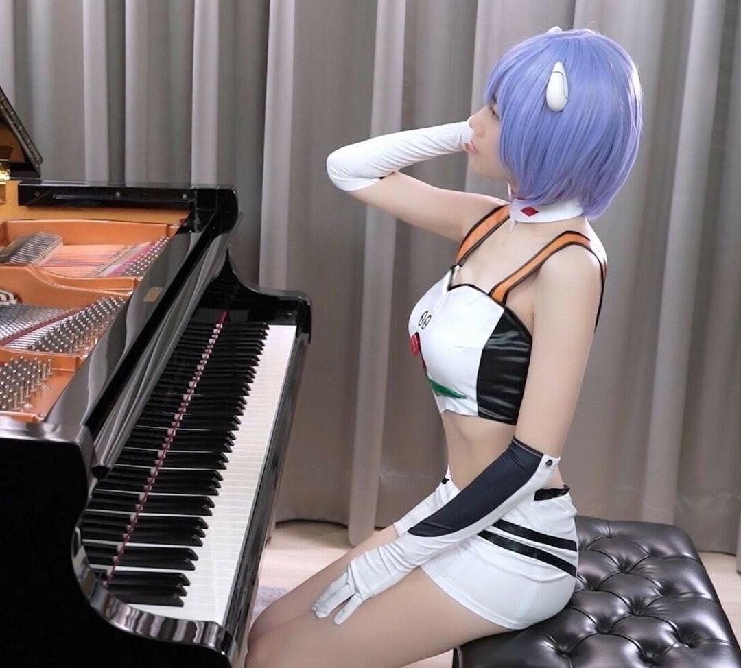 25P Ru’s Piano nude