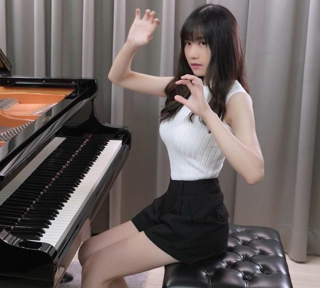 25P Ru’s Piano nude