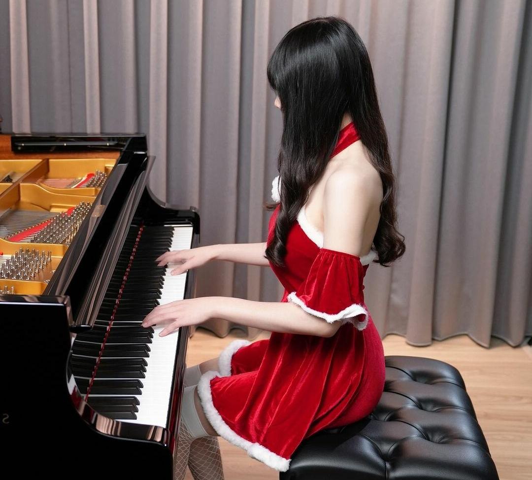 25P Ru’s Piano nude