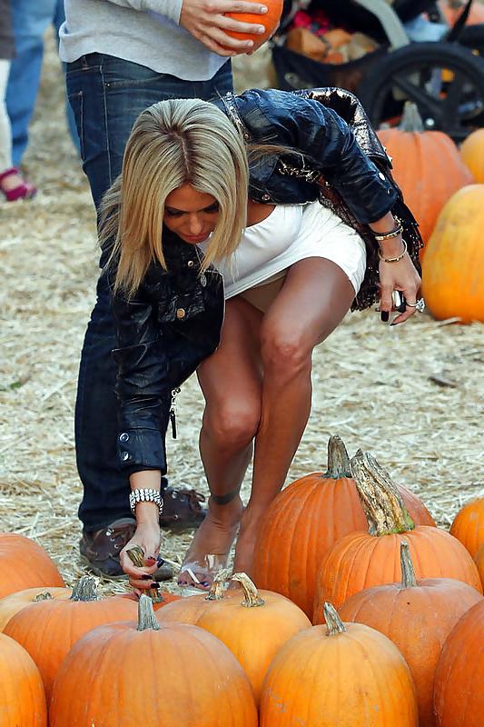 25P Celebrity upskirt and nipple slips #2