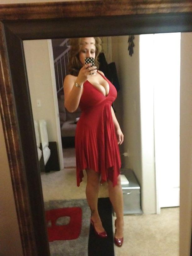 20P Brunette BIG BOOBS !