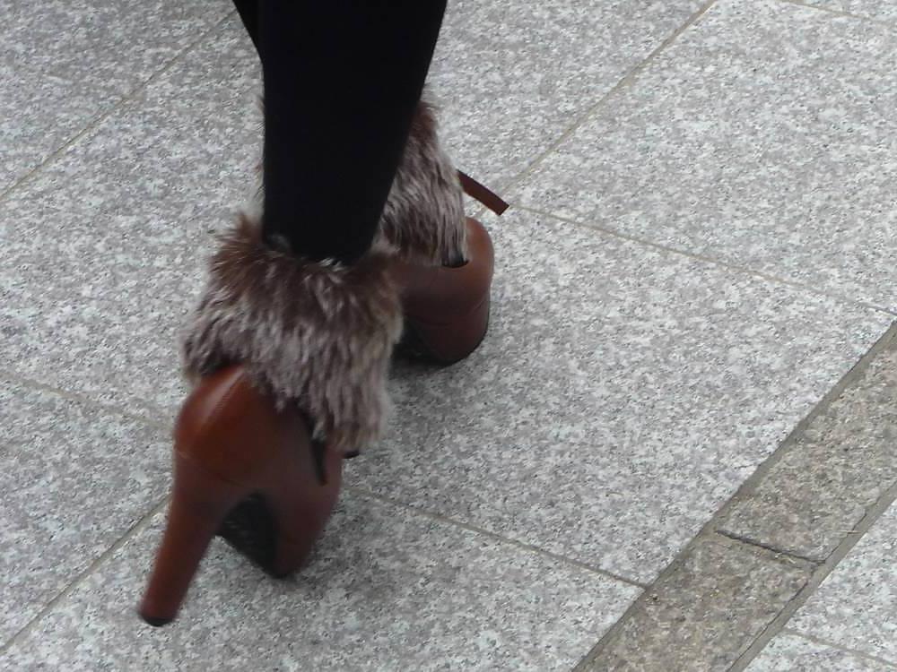 14P Japanese Candids - Feet on the Street 22