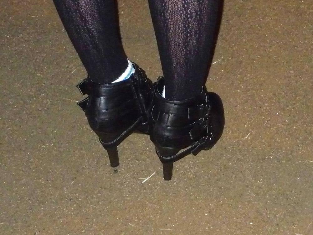 14P Japanese Candids - Feet on the Street 22