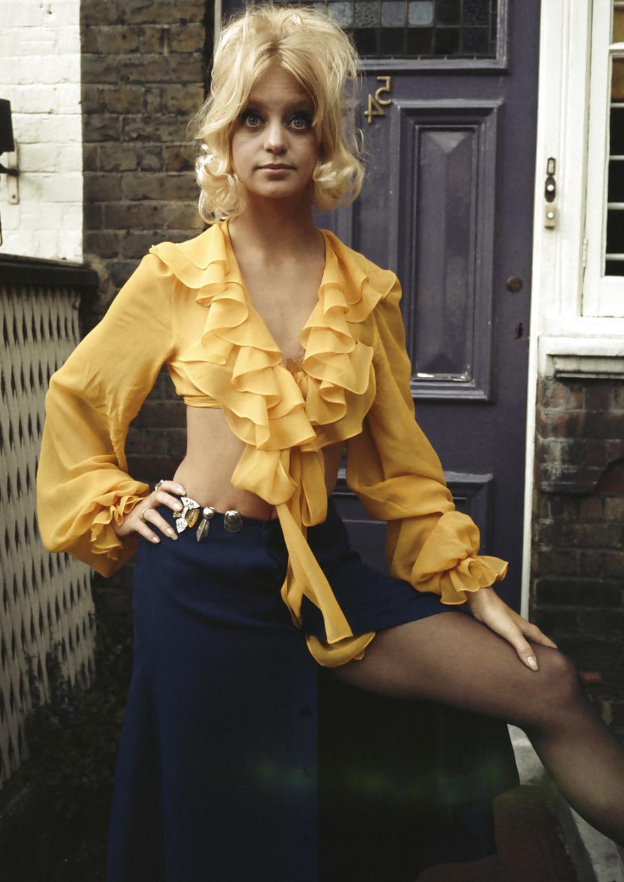 25P Vintage pics of celebrities wearing pantyhose #2