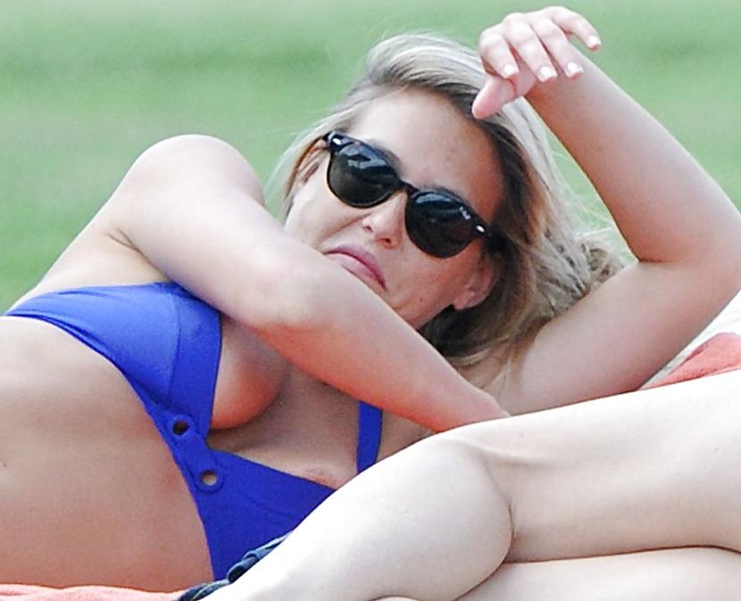 25P Celeb wardrobe malfunction vol II. upskirt down blouse