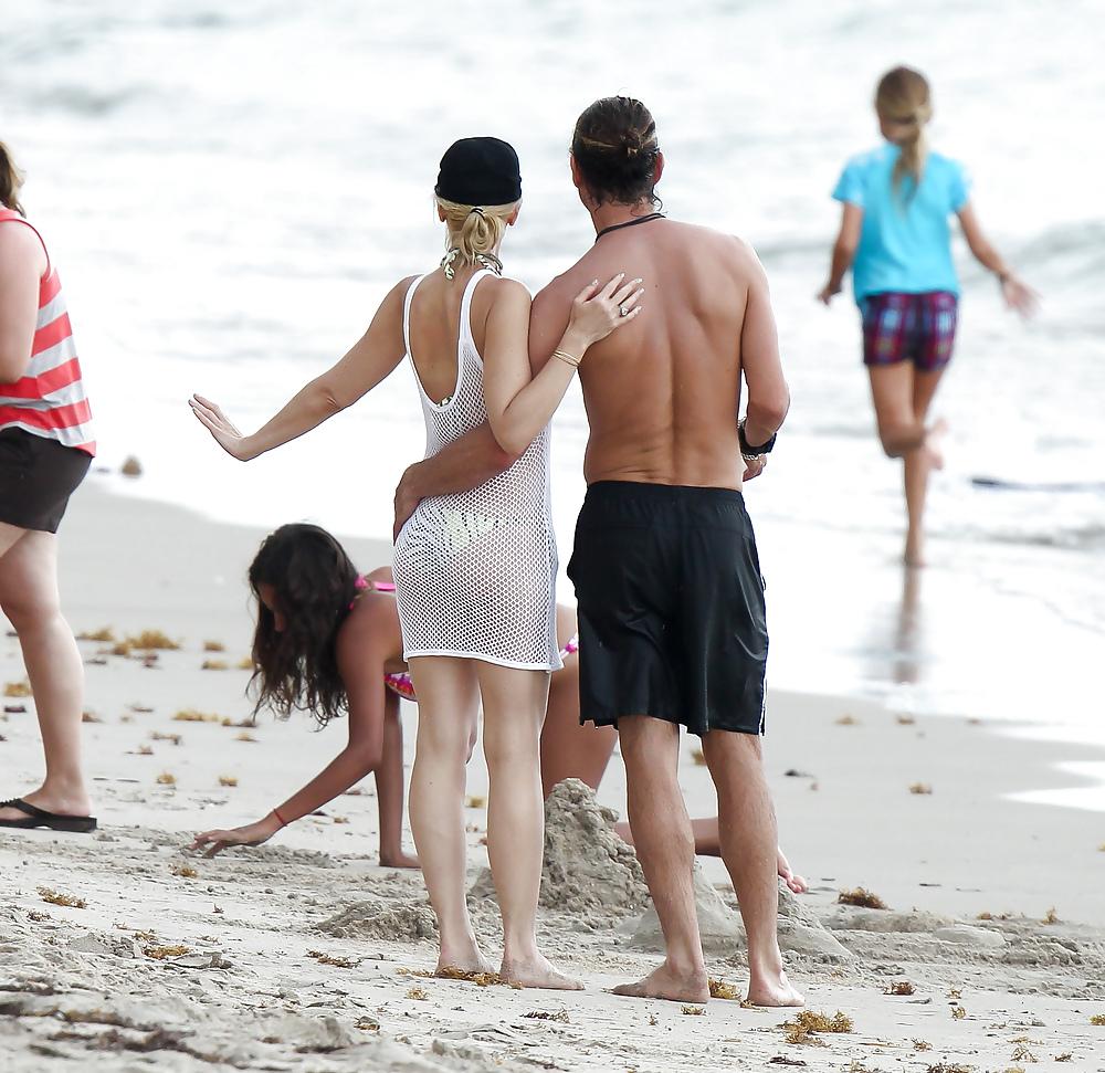 18P Gwen Stefani bikini booty