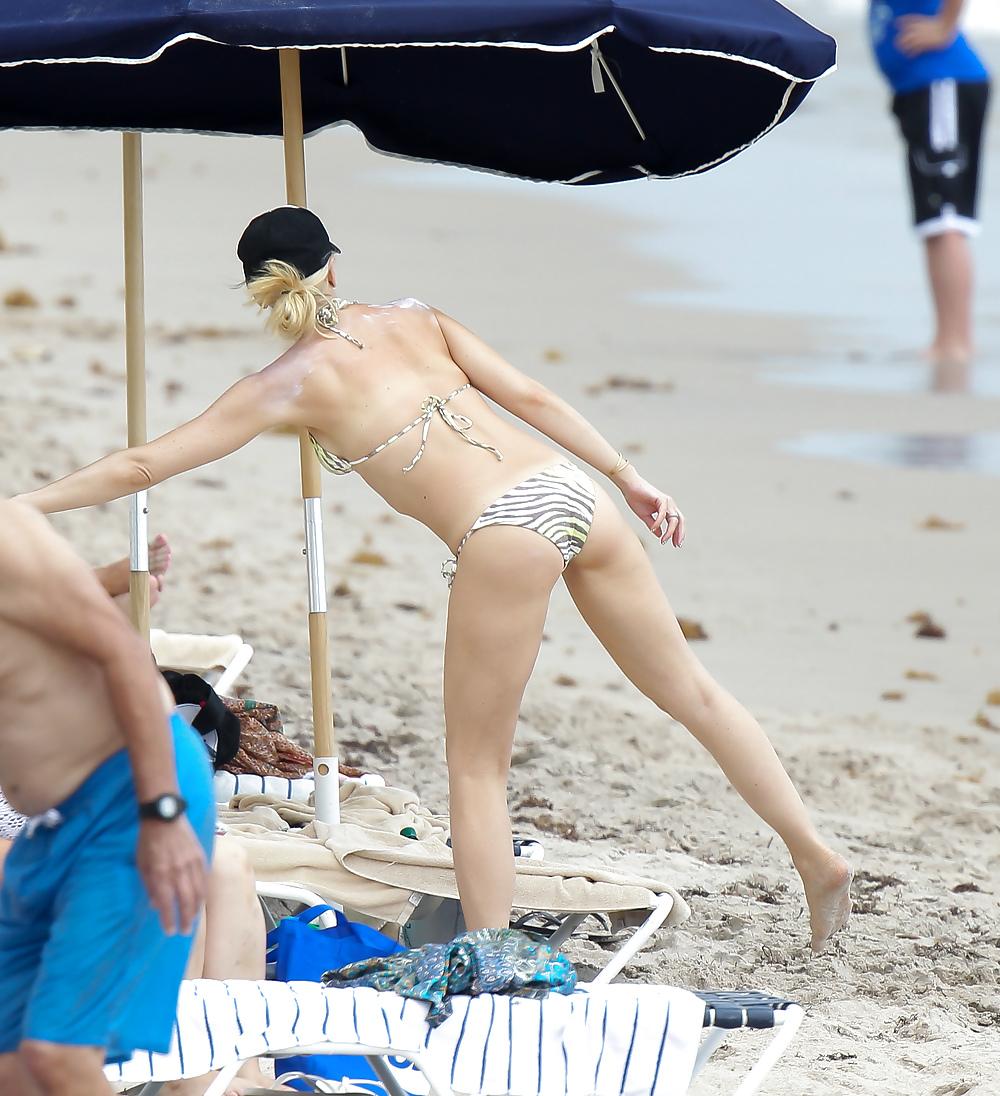 18P Gwen Stefani bikini booty