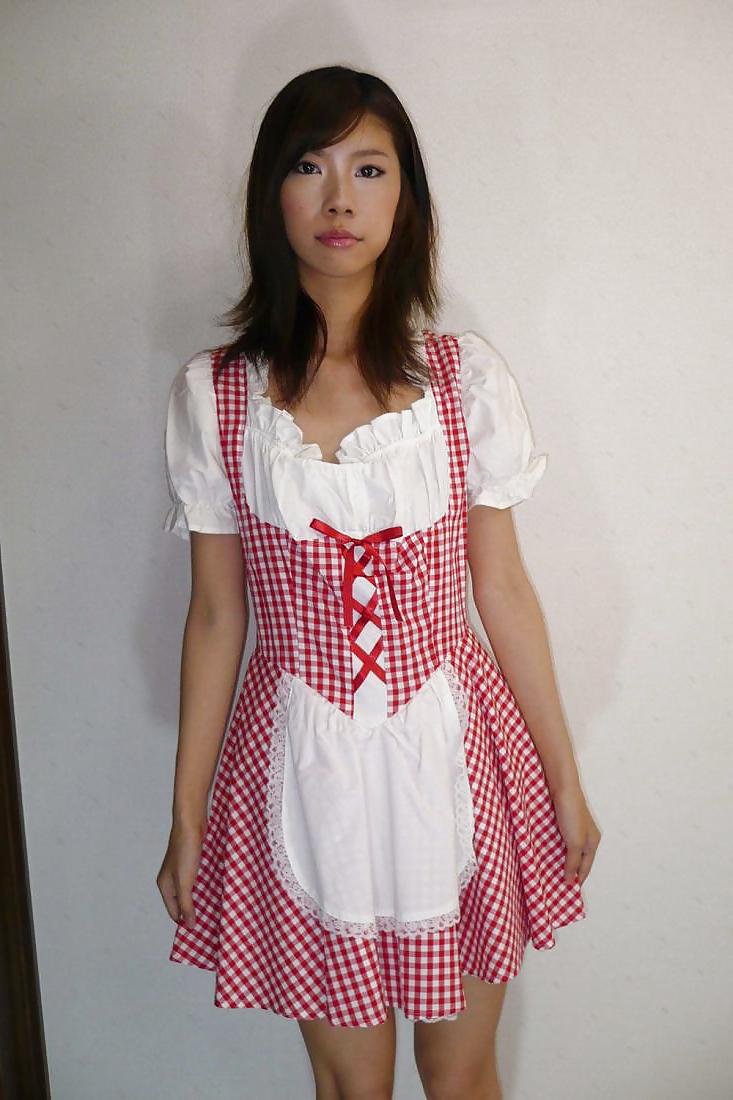 20P Japanese waitress fucked by boss