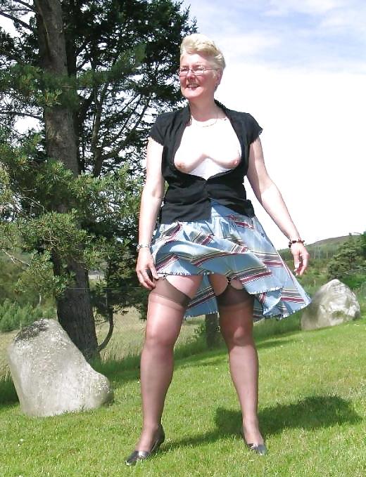 17P Sexy Nummy Wears Stockings