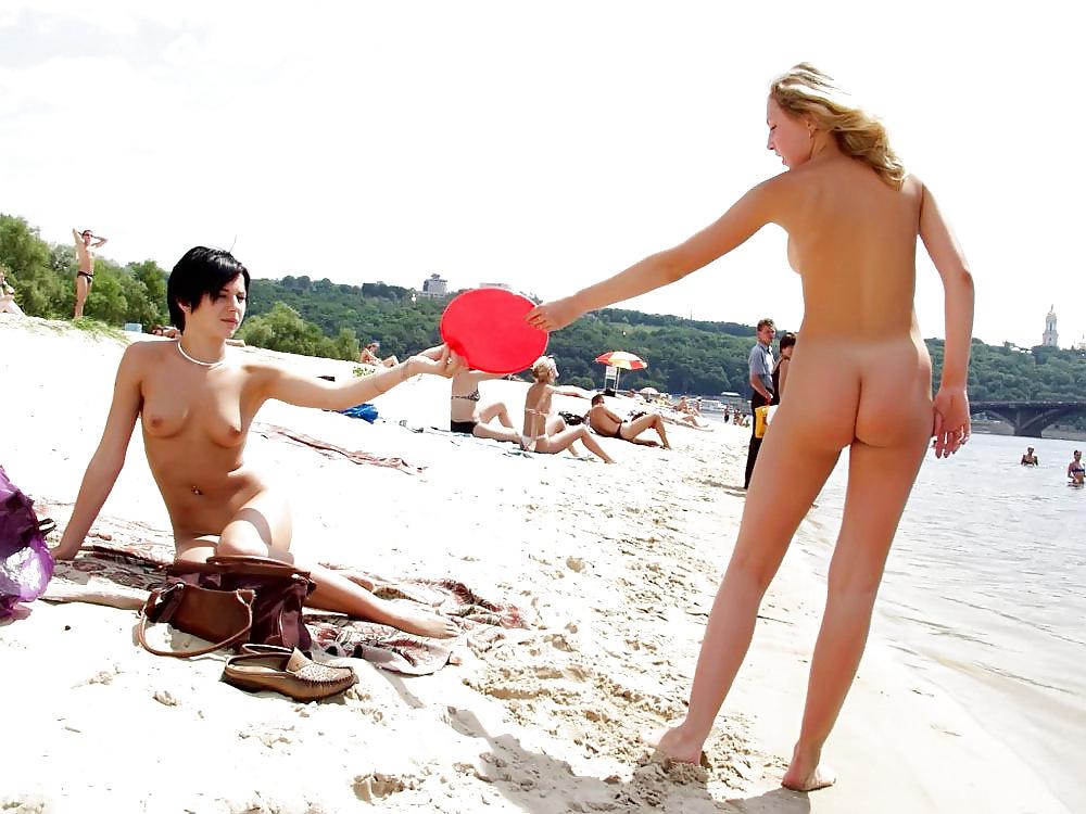 25P Naked Women on the Beach