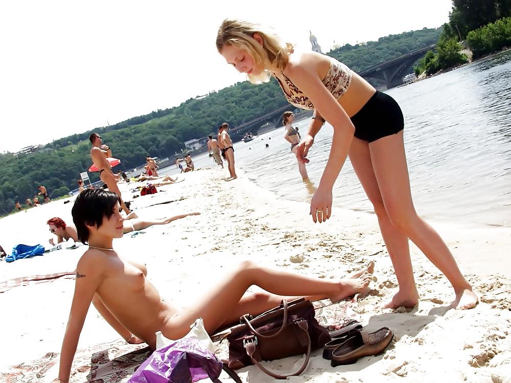 25P Naked Women on the Beach