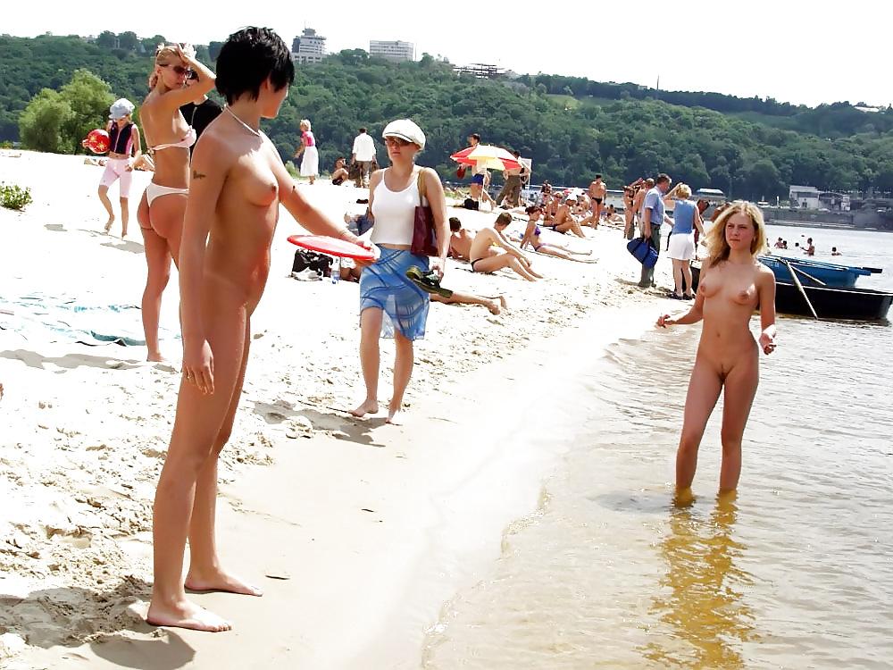 25P Naked Women on the Beach