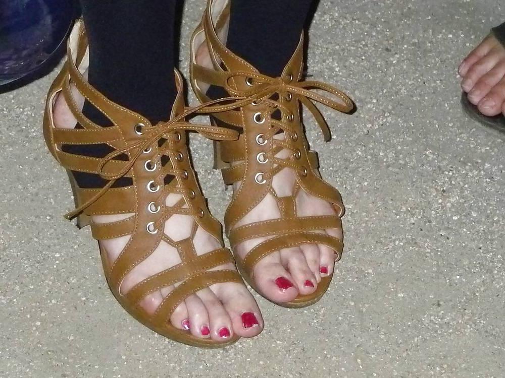 16P Japanese Candids - Feet on the Street 26