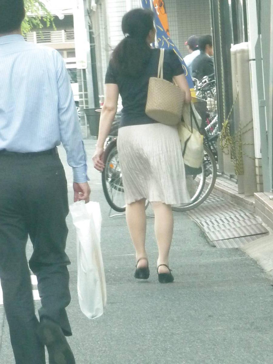 16P Japanese Candids - Feet on the Street 26