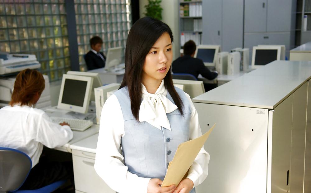 25P Japanese secretary fucked by boss